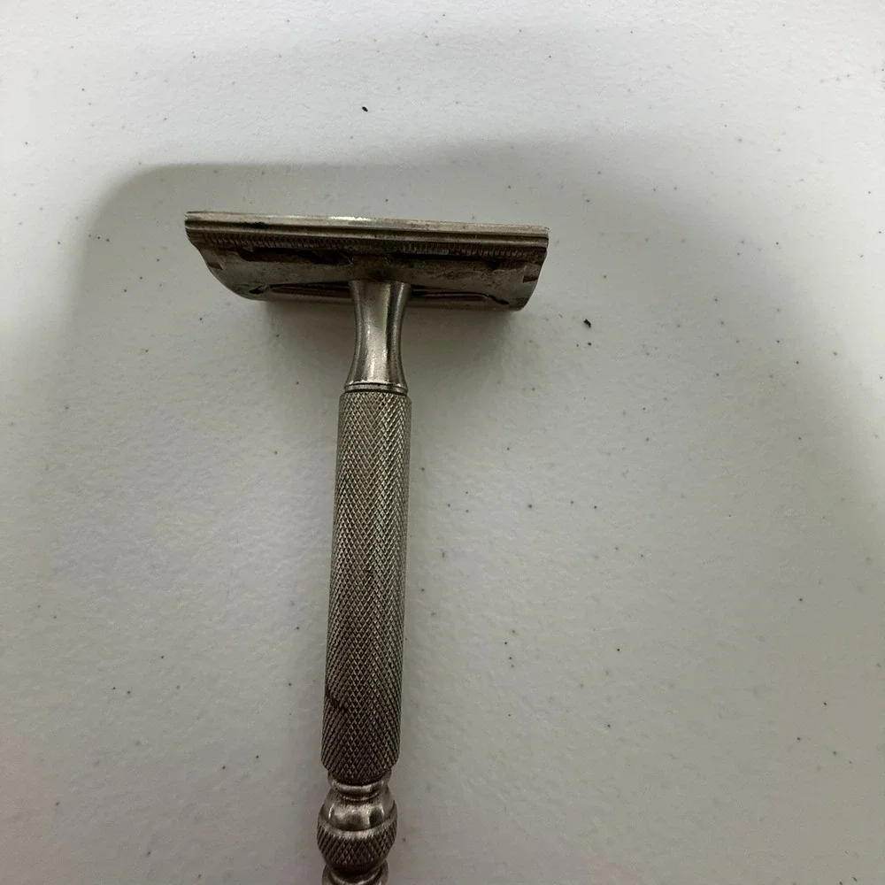 Vintage Gillette Safety Razor Silver Tone‎ Knurled Handle Shaving Tool